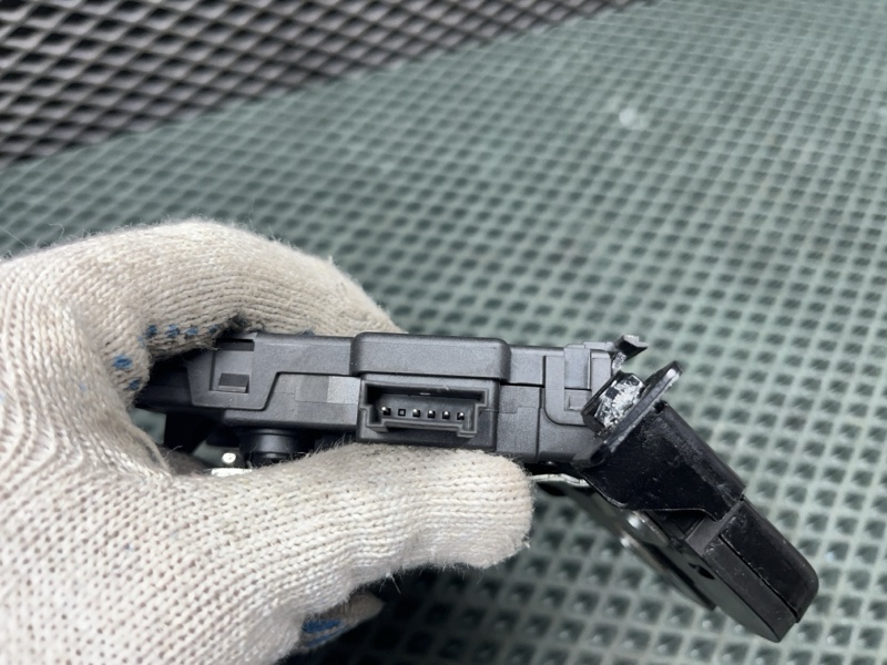Замок багажника с доводчиком Land Rover Range Rover Sport (L494, 2021г.)