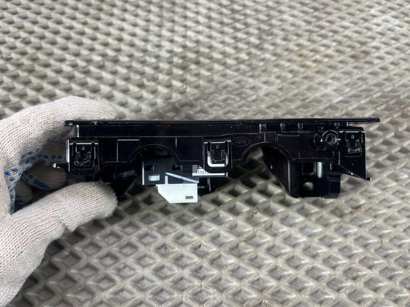 Кнопка стеклоподъемника Land Rover Range Rover Sport (L461, 2024г.)