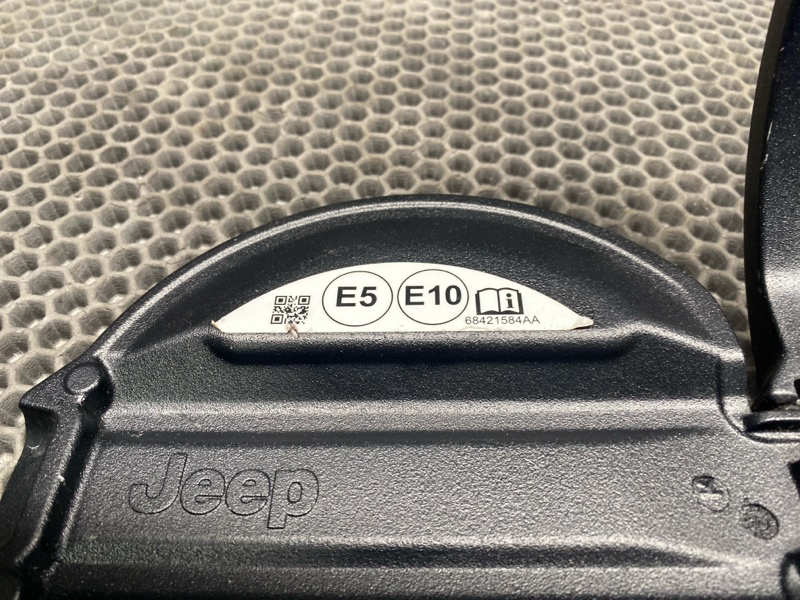 Лючок топливного бака Jeep Wrangler (JL, 2025г.)