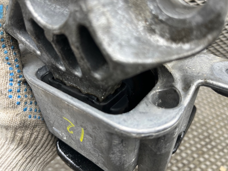 Опора двигателя Land Rover Discovery Sport (L550, 2020г.)