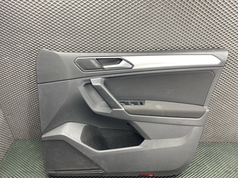Обшивка двери Volkswagen Tiguan (MK2, 2018г.)