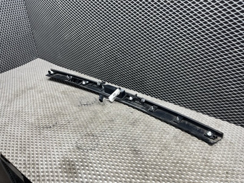 Молдинг крышки багажника Land Rover Discovery Sport (L550, 2016г.)