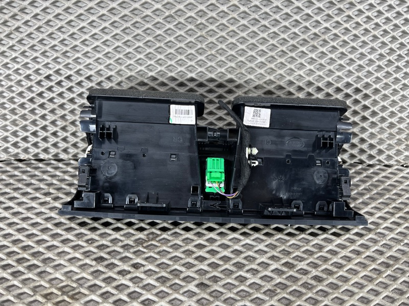Дефлектор обдува салона центральный Land Rover Defender (L663, 2020г.)