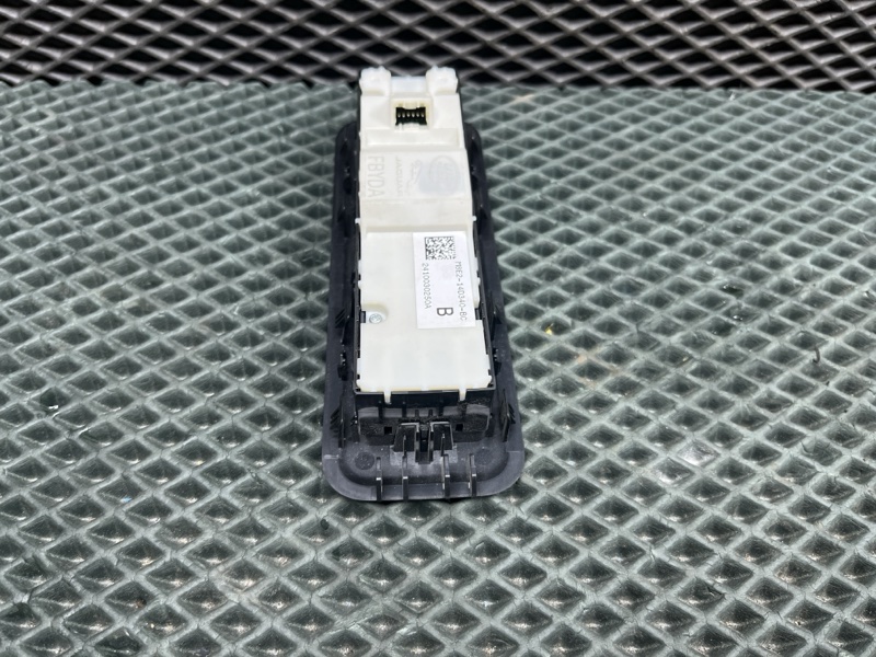 Кнопка складывания сидений Land Rover Range Rover Sport (L461, 2025г.)