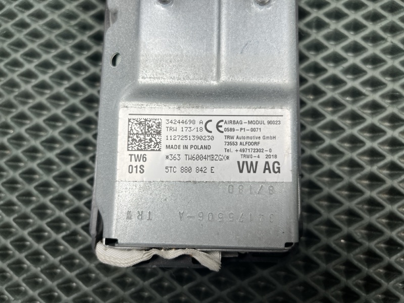 Подушка безопасности в колени Volkswagen Tiguan (MK2, 2018г.)