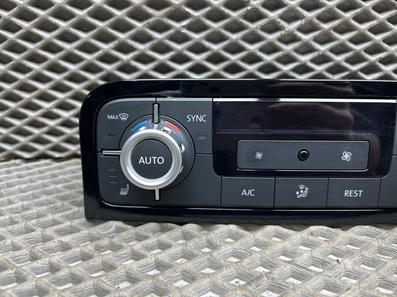 Блок управления климат-контролем Volkswagen Touareg (NF, 2014г.)