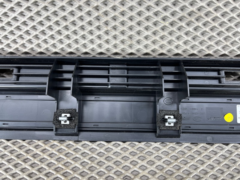 Накладка проема багажника Land Rover Defender (L663, 2020г.)