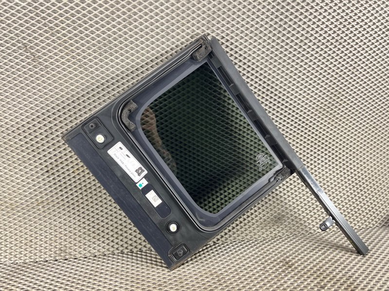 Форточка двери Land Rover Defender (L663, 2020г.)