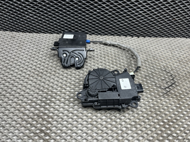Замок багажника с доводчиком Land Rover Discovery Sport (L550, 2016г.)