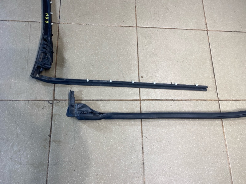 Уплотнительная резинка двери Land Rover Range Rover Sport (L461, 2024г.)