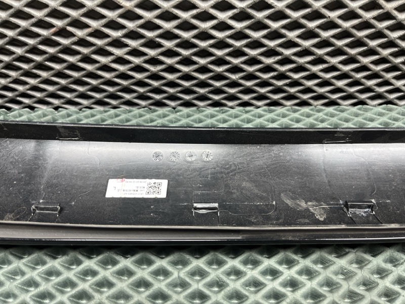 Накладка стойки лобового стекла Land Rover Range Rover Sport (L461, 2025г.)