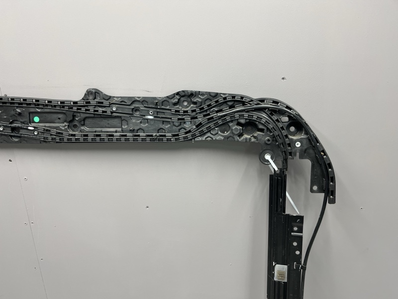 Направляющая шторки панорамы Land Rover Range Rover Sport (L461, 2024г.)