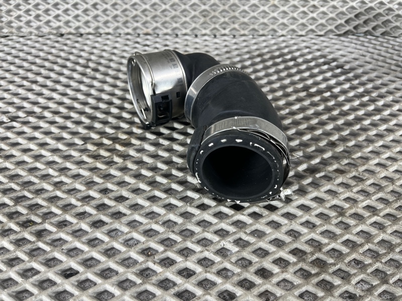 Патрубок интеркулера Land Rover Defender (L663, 2020г.)