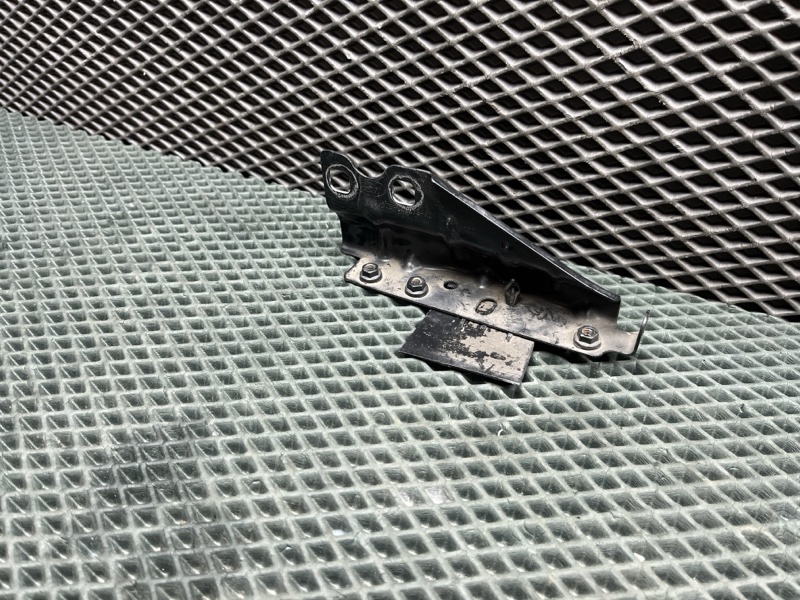 Кронштейн крыла Land Rover Range Rover Sport (L461, 2025г.)
