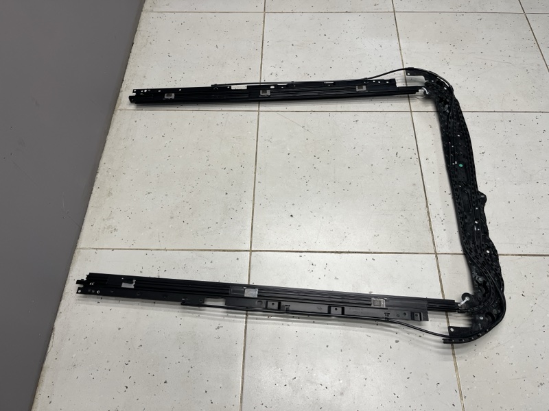 Направляющая шторки панорамы Land Rover Range Rover Sport (L461, 2024г.)