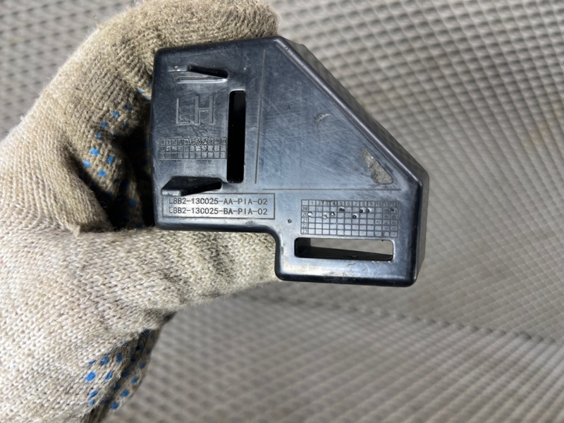 Крепление фары (кронштейн фары) Land Rover Defender (L663, 2020г.)