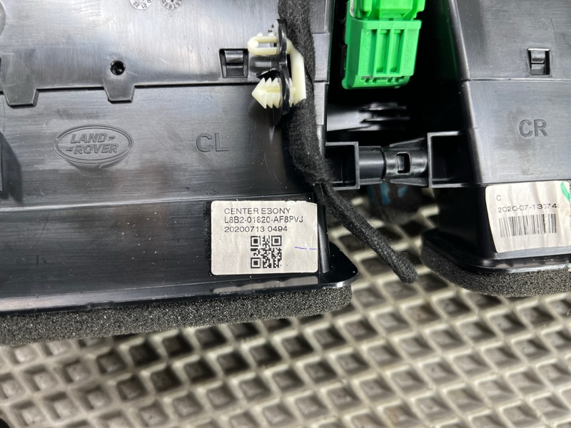 Дефлектор обдува салона центральный Land Rover Defender (L663, 2020г.)