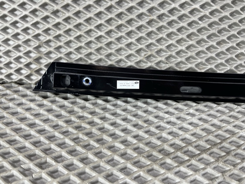 Декоративная накладка двери Land Rover Range Rover Sport (L461, 2024г.)