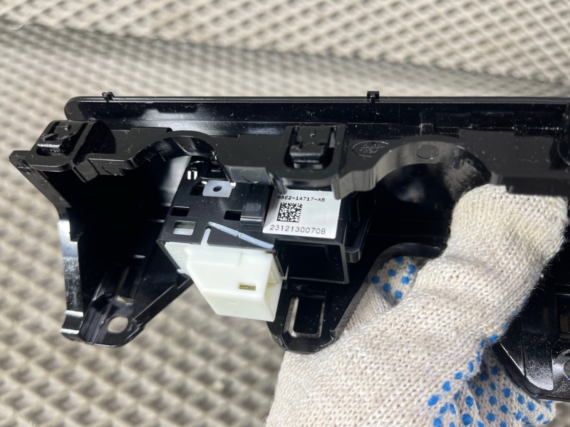 Кнопка стеклоподъемника Land Rover Range Rover Sport (L461, 2024г.)