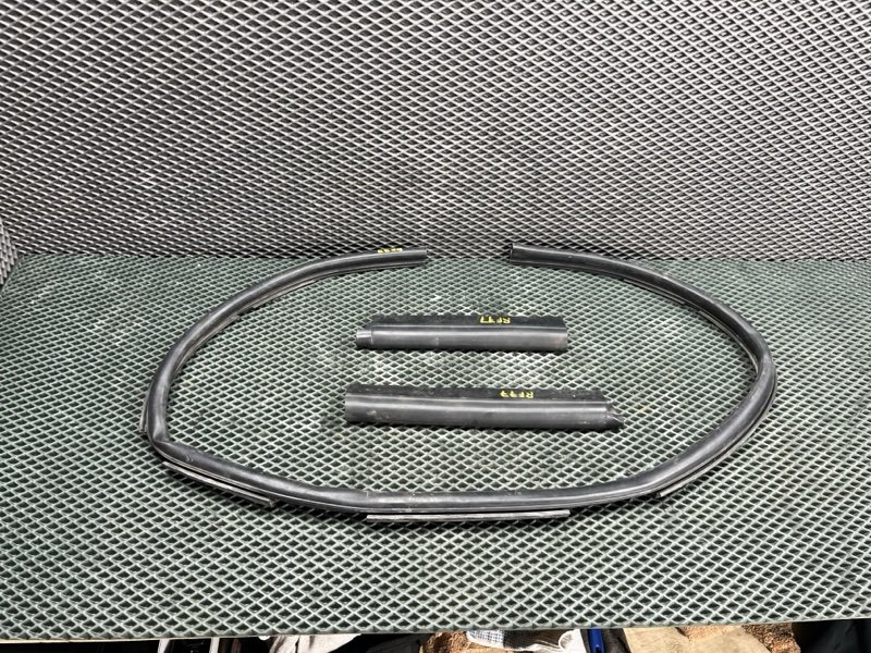 Уплотнительная резинка капота Land Rover Range Rover Sport (L494, 2015г.)