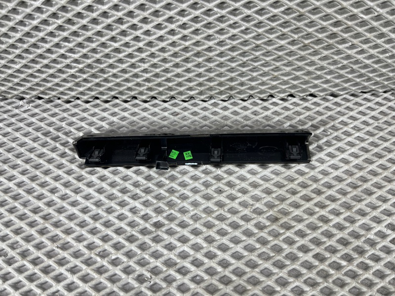 Декоративная накладка торпедо Land Rover Range Rover Sport (L461, 2024г.)