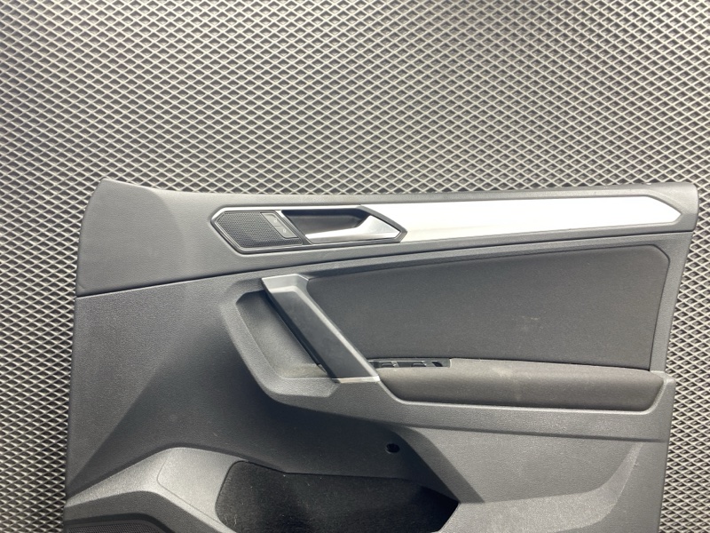Обшивка двери Volkswagen Tiguan (MK2, 2018г.)