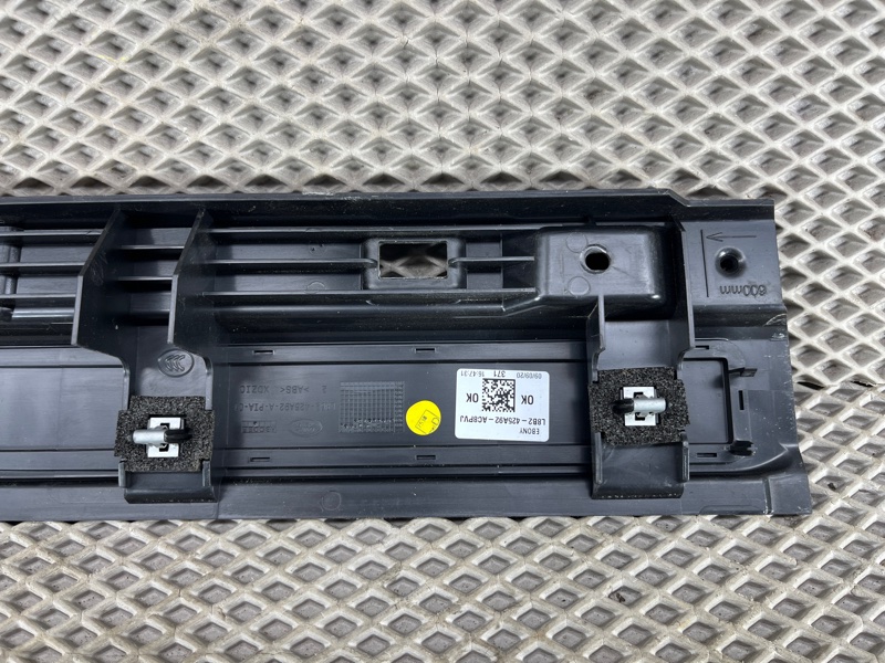 Накладка проема багажника Land Rover Defender (L663, 2020г.)