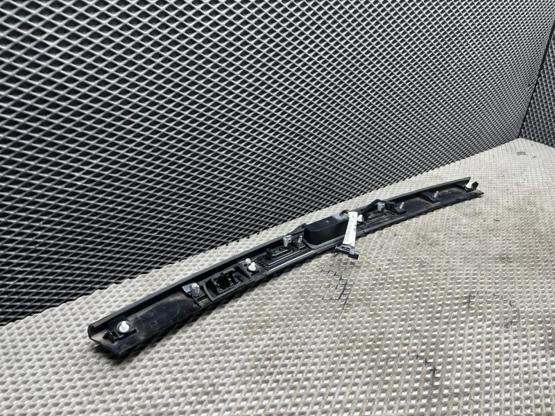 Молдинг крышки багажника Land Rover Discovery Sport (L550, 2016г.)