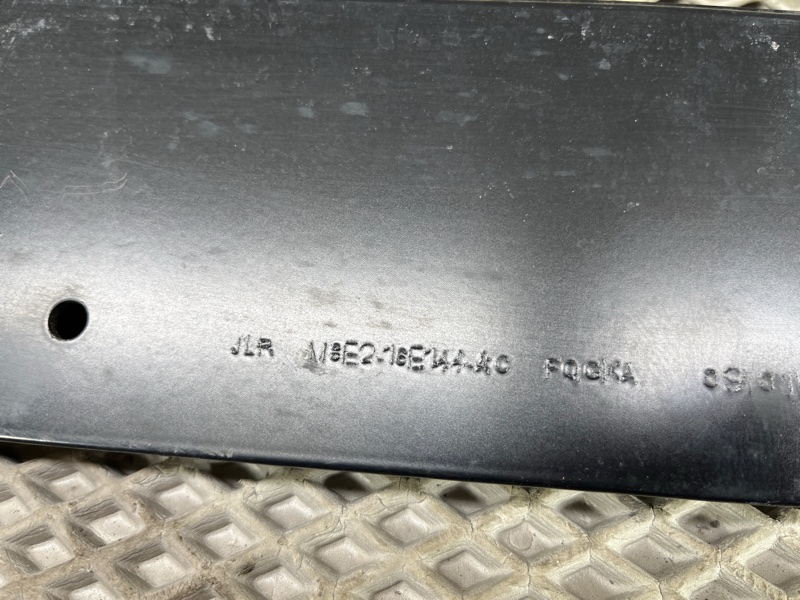 Кронштейн (крепление) радиатора верхний Land Rover Range Rover Sport (L461, 2024г.)