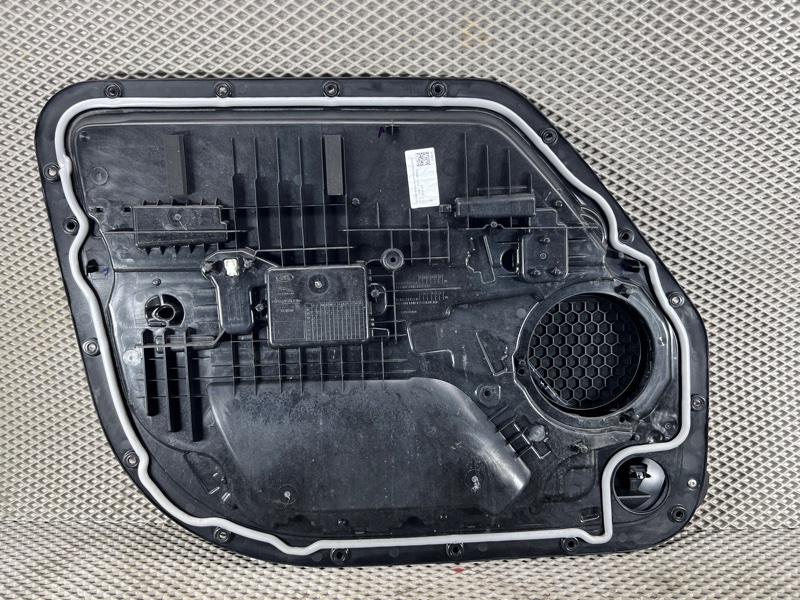 Обшивка двери Land Rover Defender (L663, 2020г.)