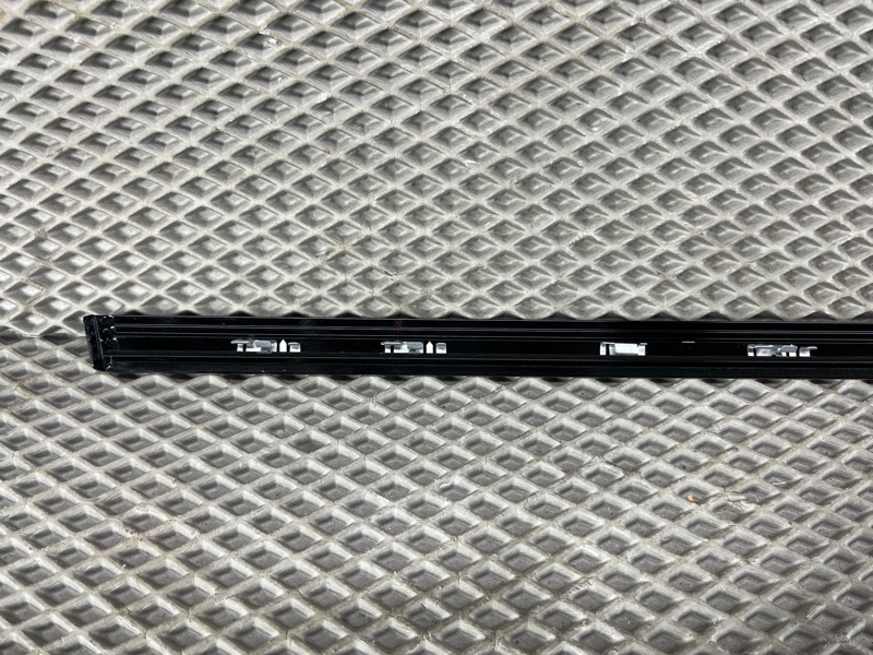 Декоративная накладка двери Land Rover Range Rover Sport (L461, 2024г.)