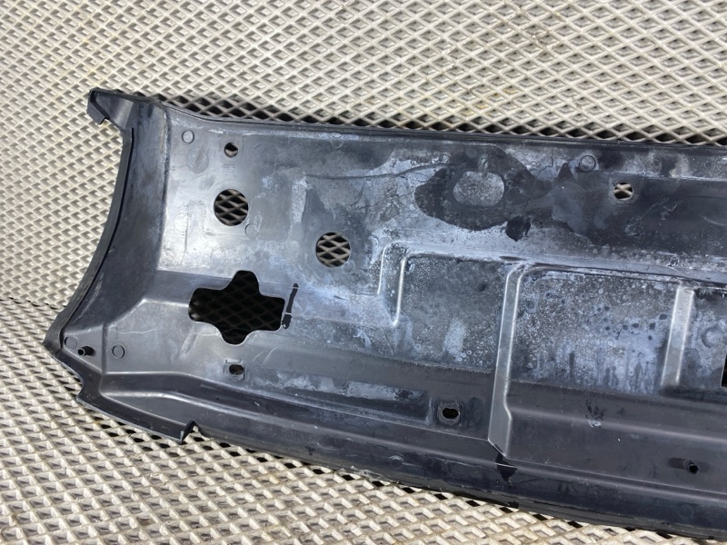 Накладка замка капота Land Rover Defender (L663, 2020г.)