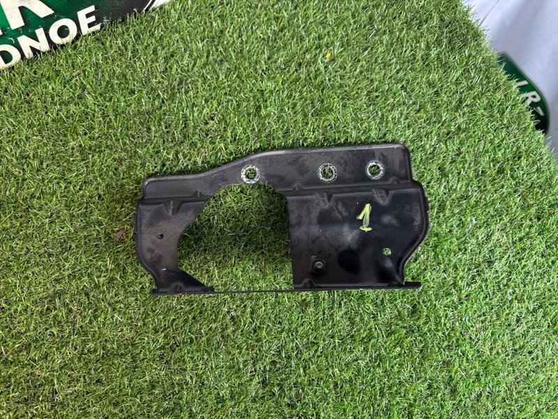 Кронштейн крыла Land Rover Range Rover Velar (L560, 2020г.)