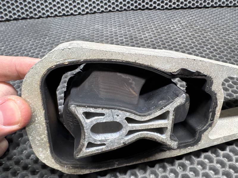 Опора двигателя Land Rover Discovery Sport (L550, 2020г.)
