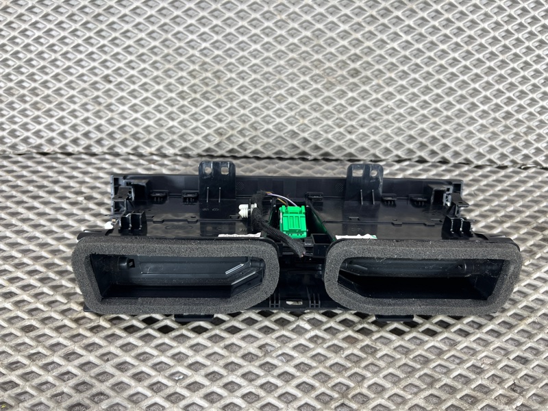 Дефлектор обдува салона центральный Land Rover Defender (L663, 2020г.)