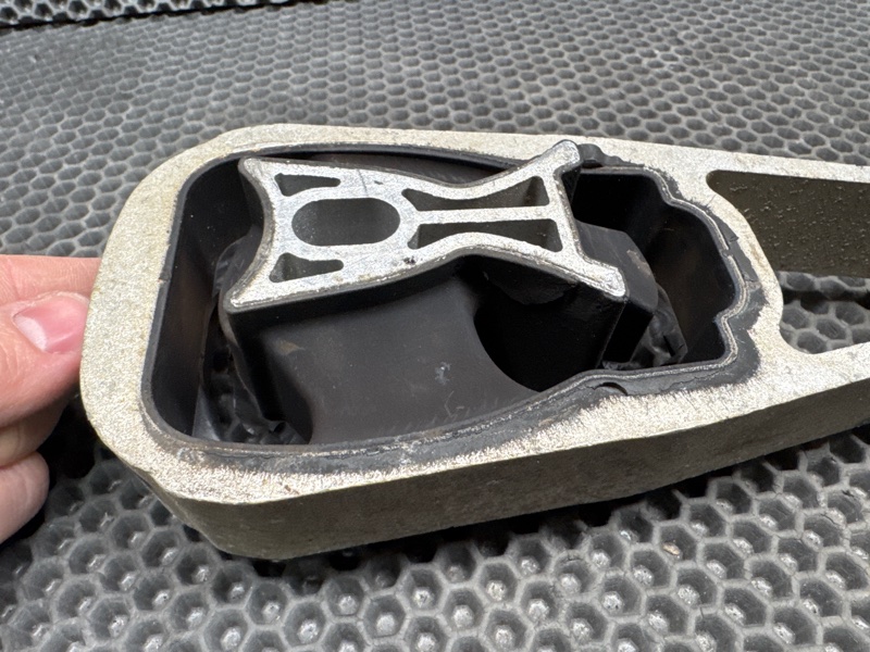 Опора двигателя Land Rover Discovery Sport (L550, 2020г.)