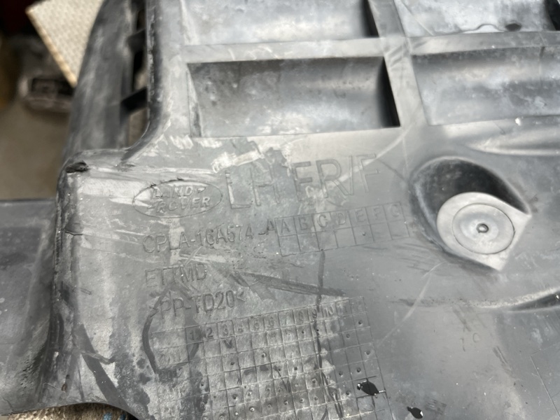 Подкрылок Land Rover Range Rover (L405, 2016г.)
