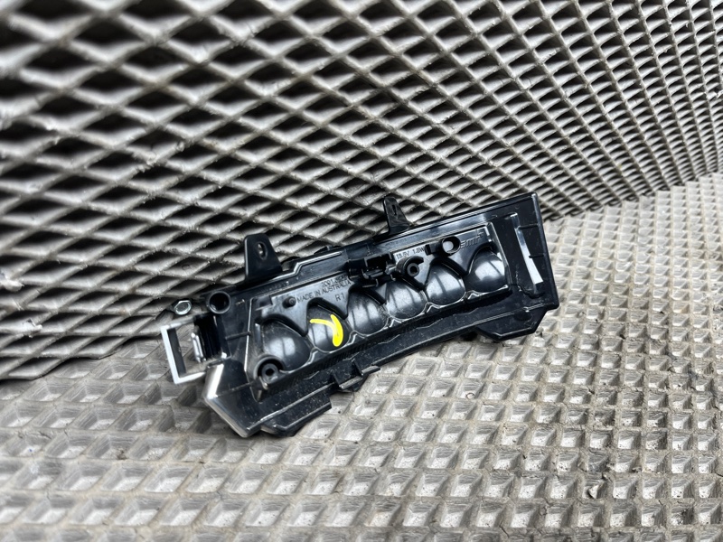 Повторитель поворота в зеркало Land Rover Discovery Sport (L550, 2020г.)