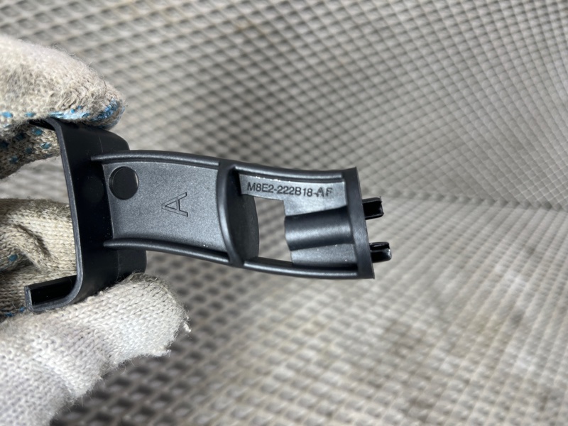 Держатель направляющей стекла Land Rover Range Rover Sport (L461, 2024г.)
