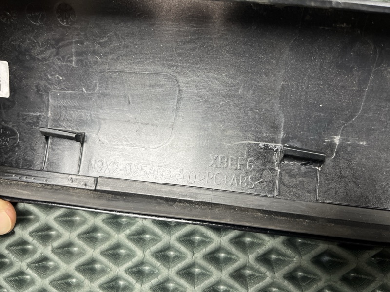 Накладка стойки лобового стекла Land Rover Range Rover Sport (L461, 2025г.)