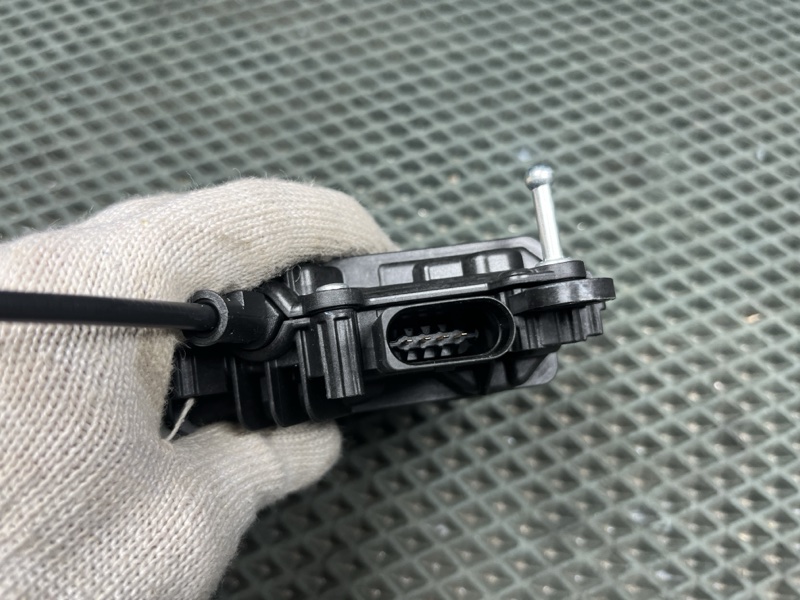 Замок багажника с доводчиком Land Rover Range Rover Sport (L461, 2025г.)