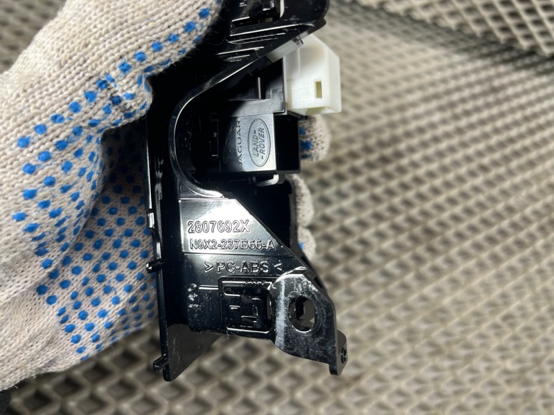 Кнопка стеклоподъемника Land Rover Range Rover Sport (L461, 2024г.)