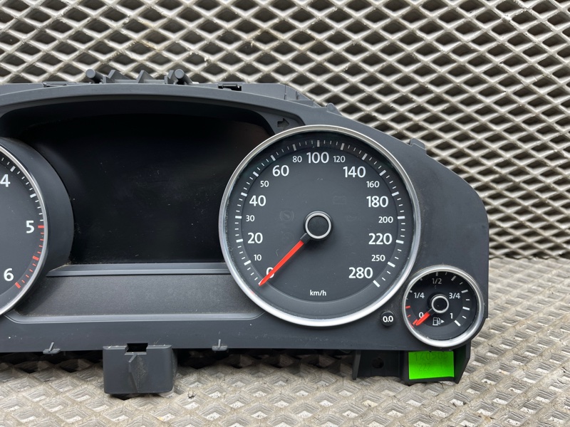 Панель приборов (щиток) Volkswagen Touareg (NF, 2014г.)