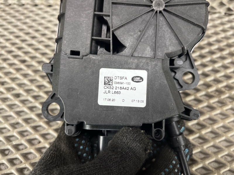 Доводчик двери багажника Land Rover Defender (L663, 2020г.)