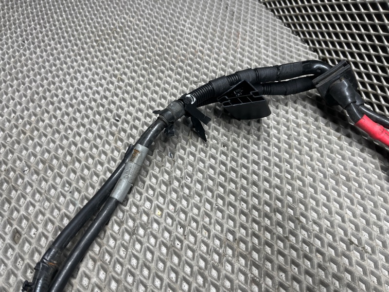 Плюсовой провод аккумулятора Land Rover Discovery 4 (L319, 2015г.)