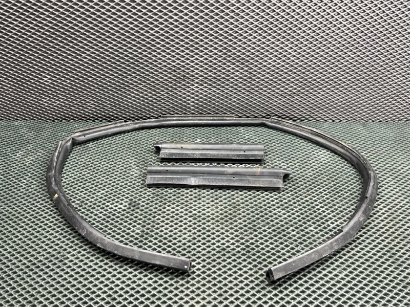 Уплотнительная резинка капота Land Rover Range Rover Sport (L494, 2015г.)