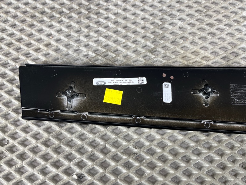Декоративная накладка двери Land Rover Range Rover Sport (L461, 2024г.)