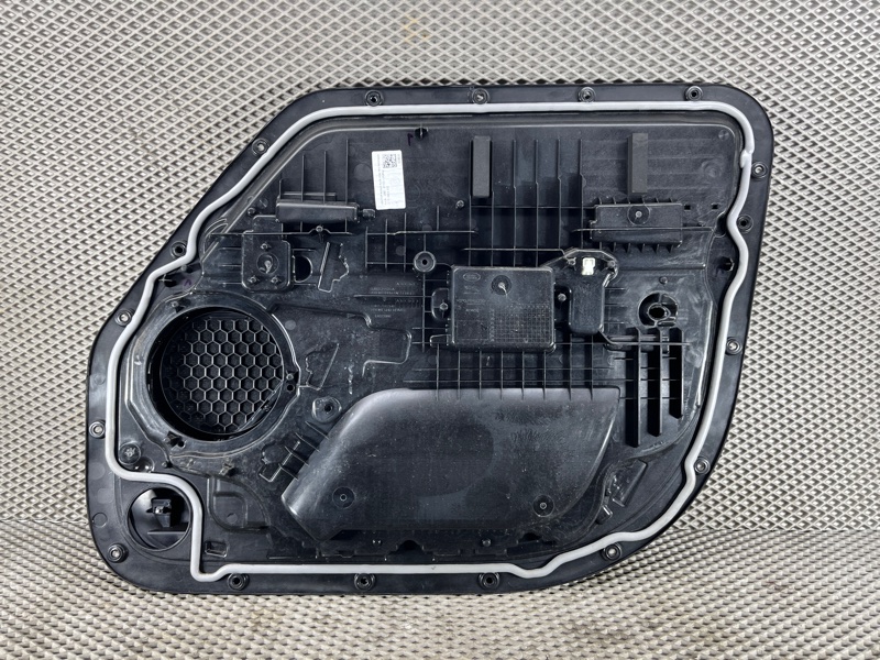 Обшивка двери Land Rover Defender (L663, 2020г.)