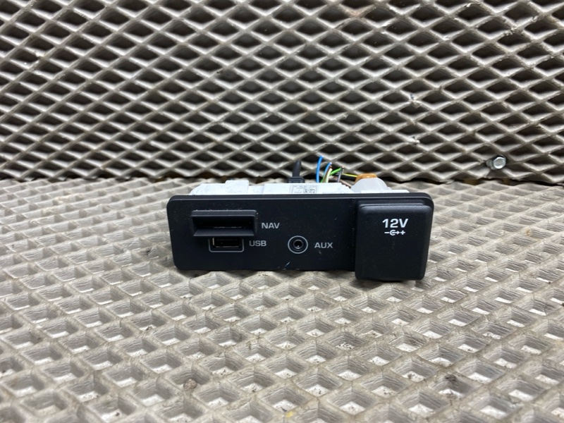 Разъем AUX / USB Land Rover Discovery Sport (L550, 2017г.)