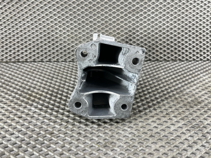 Опора двигателя Land Rover Range Rover Sport (L461, 2024г.)